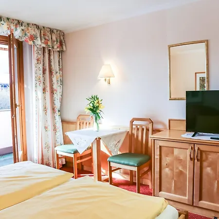 西梅尔维特旅馆 赞可里奥哈德