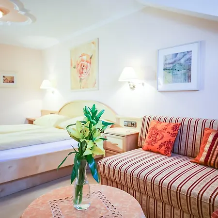 西梅尔维特旅馆 赞可里奥哈德